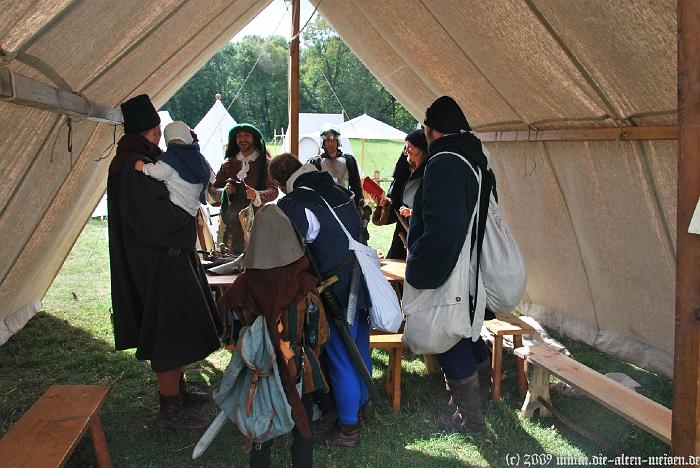 Groß und klein im Grafenzelt